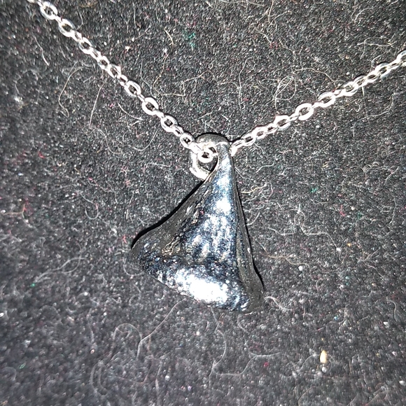 Enduring Kiss Necklace - Picture 3 of 6